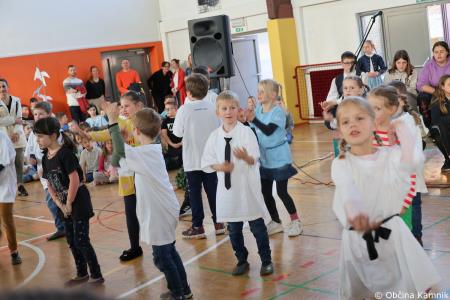 Otroci Osnovne šole Marije Vere so pozdravili pomlad in se spomnili knjižnih junakov (27)